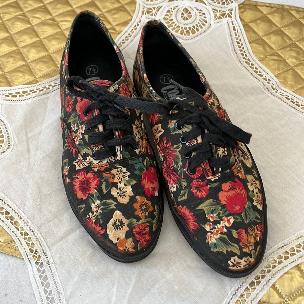 Coaster Canvas sneakers shoe